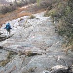 rocce lisce sul sentiero