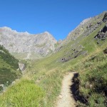 verso l'alpeggio sul fondo del vallone