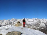 in-vetta-con-dietro-il-gran-paradiso