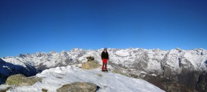 in-vetta-con-dietro-il-gran-paradiso