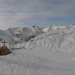 grandioso panorama dalla vetta con sotto il lago toggia