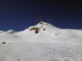 in vista della punta e a sin il pendio canale da salire