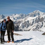 in vetta col monte bianco alle spalle
