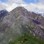 la cima con di fronte la dorsale di salita