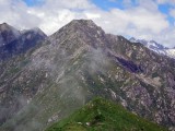 la cima con di fronte la dorsale di salita