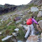 canale sopra le rocce scure