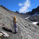 sulla fiancata detritica e in fondo il colle