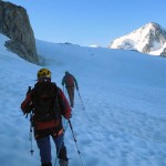 verso-l'alta-parete-rocciosa-e-pendio-da-salire