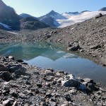 laghetto-glaciale-e-in-fondo-la-becca-traversiere