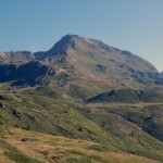 mont-falleredavanti-la-dorsale-di-salita-e-a-des-la-cresta-discesa