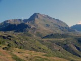 mont-falleredavanti-la-dorsale-di-salita-e-a-des-la-cresta-discesa