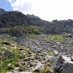 dalla piccola conca verso la bastionata rocciosa