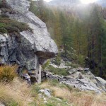 grossa pietra col ricovero diroccato