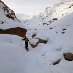passaggio tra grandi massi