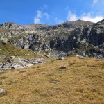 conca rocciosa oltre il lago